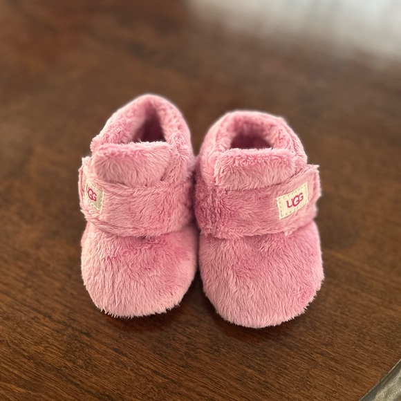 UGG Kids Pink Fuzzy Slippers NWOT - Picture 1 of 3
